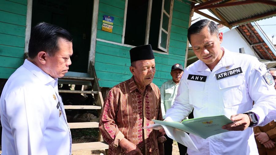 (Menteri Agraria dan Tata Ruang/Kepala Badan Pertanahan Nasional (ATR/BPN), Agus Harimurti Yudhoyono menyerahkan langsung 9 sertipikat kepada masyarakat di Kelurahan Sijenjang, Kecamatan Jambi Timur, Kota Jambi pada Selasa (25/06/2024). dok. Kementerian ATR/ BPN)