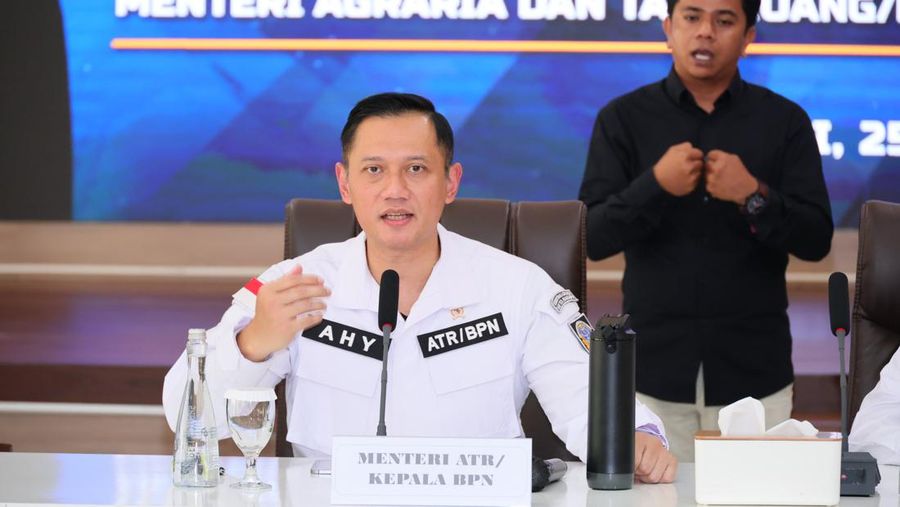 (Menteri Agraria dan Tata Ruang/Kepala Badan Pertanahan Nasional (ATR/BPN), Agus Harimurti Yudhoyono menyerahkan langsung 9 sertipikat kepada masyarakat di Kelurahan Sijenjang, Kecamatan Jambi Timur, Kota Jambi pada Selasa (25/06/2024). dok. Kementerian ATR/ BPN)