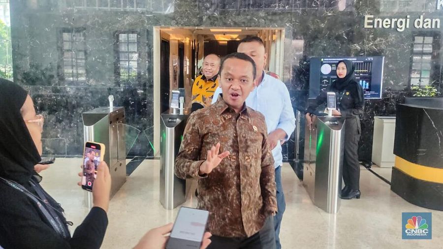 Menteri Investasi Bahlil Lahadalia ke Kantor ESDM. (CNBC Indonesia/Verda Nano Setiawan)