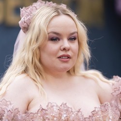 Aktris Bridgerton Nicola Coughlan Pernah Terlilit Utang, Ini Kisahnya
