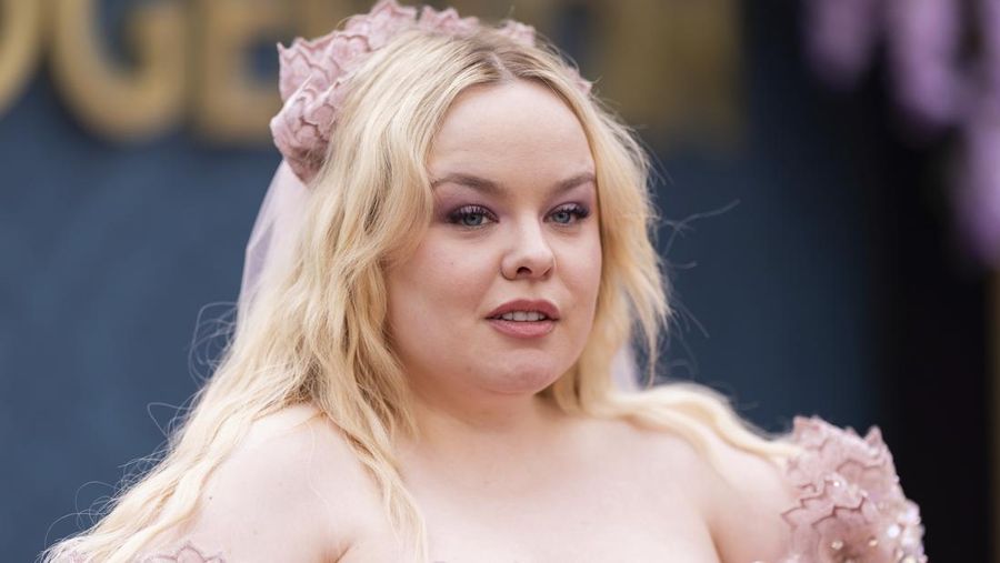 Nicola Coughlan berpose setibanya di pemutaran musim ketiga bagian kedua serial televisi 'Bridgerton', di London, Rabu, 12 Juni 2024. (Photo by Vianney Le Caer/Invision/AP)