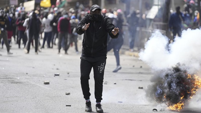 Masyarakat menghadiri demonstrasi menentang usulan RUU Keuangan Kenya 2024/2025 di Nairobi, Kenya, 25 Juni 2024. (REUTERS/Monicah Mwangi)