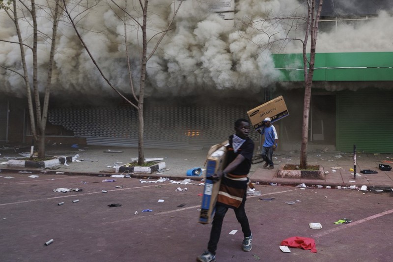 Masyarakat menghadiri demonstrasi menentang usulan RUU Keuangan Kenya 2024/2025 di Nairobi, Kenya, 25 Juni 2024. Masyarakat menghadiri demonstrasi menentang usulan RUU Keuangan Kenya 2024/2025 di Nairobi, Kenya, 25 Juni 2024. (REUTERS/Monicah Mwangi)