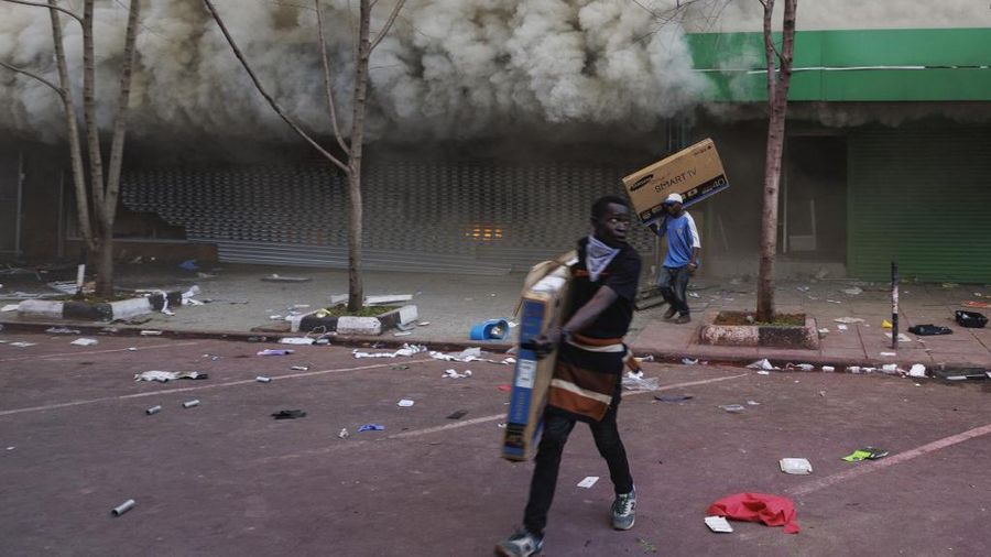 Masyarakat menghadiri demonstrasi menentang usulan RUU Keuangan Kenya 2024/2025 di Nairobi, Kenya, 25 Juni 2024. (REUTERS/Monicah Mwangi)