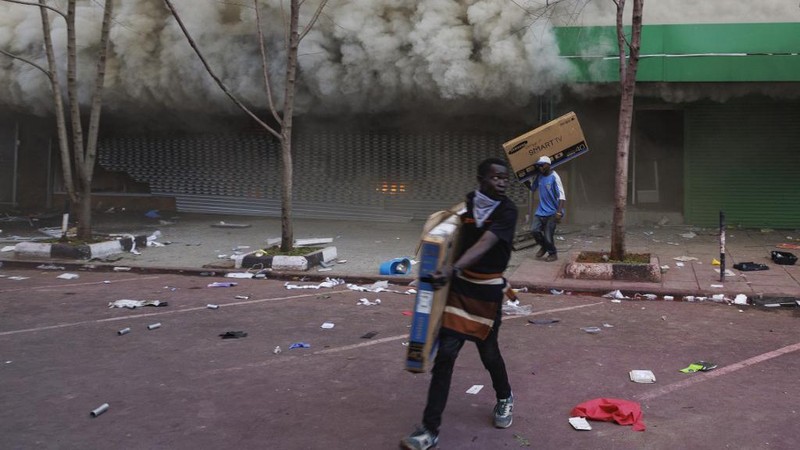 Masyarakat menghadiri demonstrasi menentang usulan RUU Keuangan Kenya 2024/2025 di Nairobi, Kenya, 25 Juni 2024. (REUTERS/Monicah Mwangi)