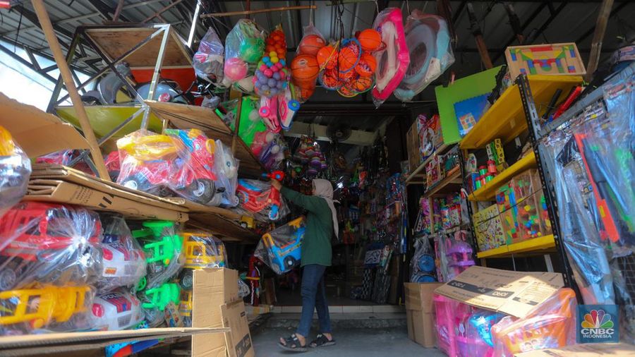 Pedagang menata mainan pada salah satu di Pasar Gembrong, Jakarta, Rabu (26/6/2024). (CNBC Indonesia/Faisal Rahman)