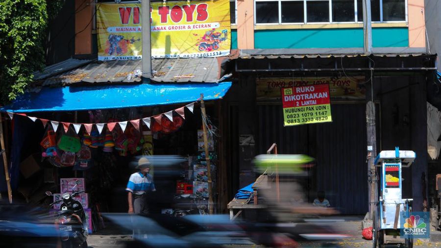 Pedagang menata mainan pada salah satu di Pasar Gembrong, Jakarta, Rabu (26/6/2024). (CNBC Indonesia/Faisal Rahman)
