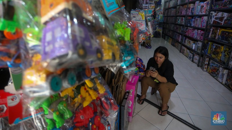 Pedagang menata mainan pada salah satu di Pasar Gembrong, Jakarta, Rabu (26/6/2024). (CNBC Indonesia/Faisal Rahman)