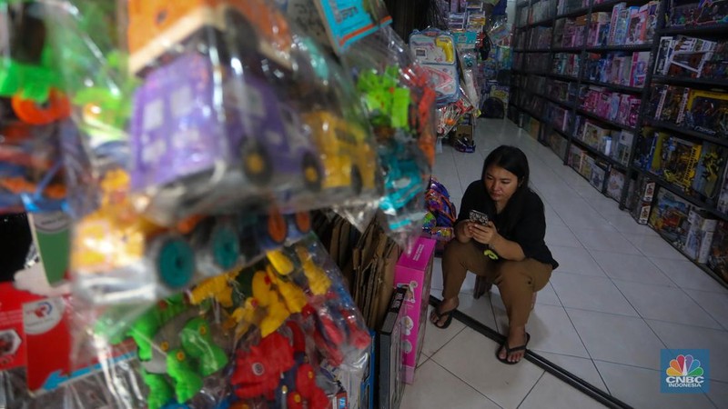 Pedagang menata mainan pada salah satu di Pasar Gembrong, Jakarta, Rabu (26/6/2024). (CNBC Indonesia/Faisal Rahman)