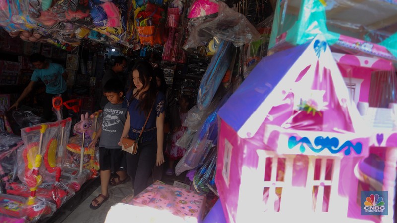 Pedagang menata mainan pada salah satu di Pasar Gembrong, Jakarta, Rabu (26/6/2024). (CNBC Indonesia/Faisal Rahman)