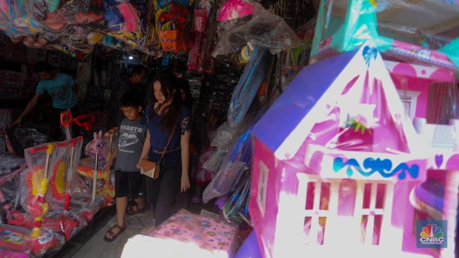 Pedagang menata mainan pada salah satu di Pasar Gembrong, Jakarta, Rabu (26/6/2024). (CNBC Indonesia/Faisal Rahman)