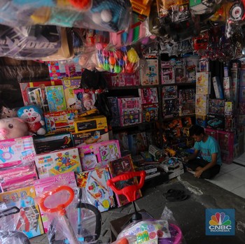 Pedagang Mainan Pasar Gembrong Ngeluh Sepi Pembeli, Ekonomi Lesu?
