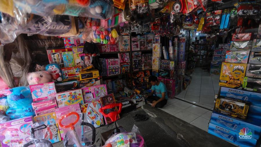 Pedagang menata mainan pada salah satu di Pasar Gembrong, Jakarta, Rabu (26/6/2024). (CNBC Indonesia/Faisal Rahman)