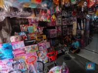 Pedagang Mainan Pasar Gembrong Ngeluh Sepi Pembeli, Ekonomi Lesu?