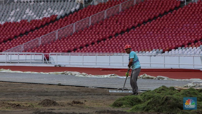 Pekerja melakukan pembongkaran rumput lapangan di Stadion Utama Gelora Bung Karno (SUGBK), Senayan, Jakarta, Rabu (26/6/2024).  (CNBC Indonesia/Faisal Rahman)