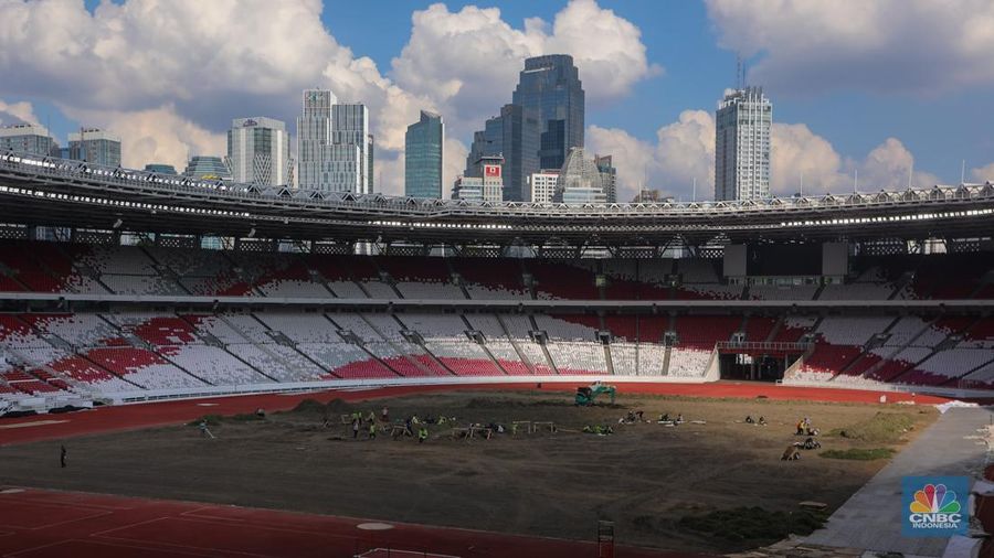 Pekerja melakukan pembongkaran rumput lapangan di Stadion Utama Gelora Bung Karno (SUGBK), Senayan, Jakarta, Rabu (26/6/2024).  (CNBC Indonesia/Faisal Rahman)