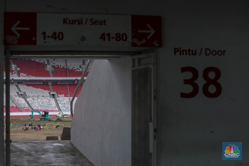 Pekerja melakukan pembongkaran rumput lapangan di Stadion Utama Gelora Bung Karno (SUGBK), Senayan, Jakarta, Rabu (26/6/2024).  (CNBC Indonesia/Faisal Rahman)