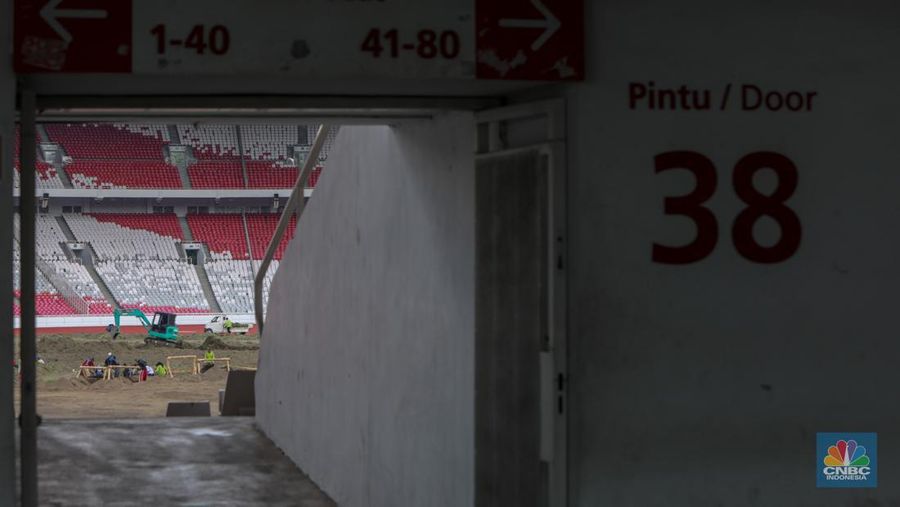 Pekerja melakukan pembongkaran rumput lapangan di Stadion Utama Gelora Bung Karno (SUGBK), Senayan, Jakarta, Rabu (26/6/2024).  (CNBC Indonesia/Faisal Rahman)