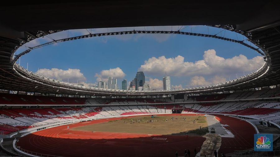Pekerja melakukan pembongkaran rumput lapangan di Stadion Utama Gelora Bung Karno (SUGBK), Senayan, Jakarta, Rabu (26/6/2024).  (CNBC Indonesia/Faisal Rahman)