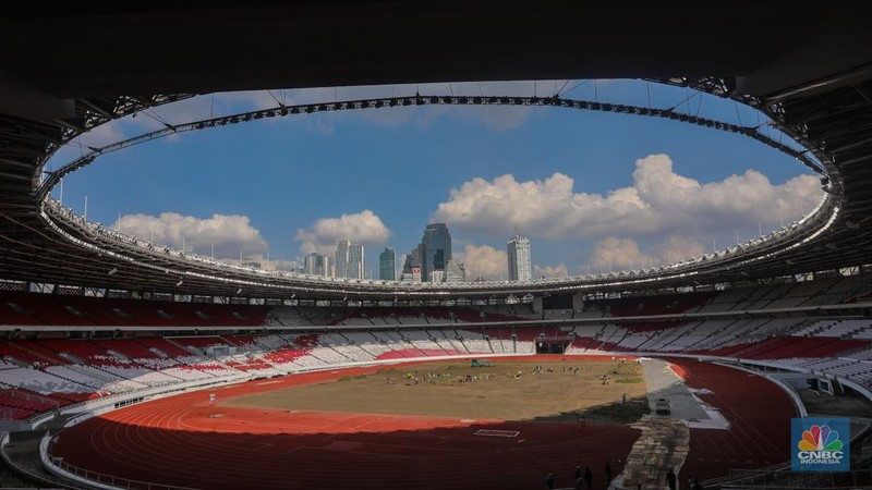 Pekerja melakukan pembongkaran rumput lapangan di Stadion Utama Gelora Bung Karno (SUGBK), Senayan, Jakarta, Rabu (26/6/2024).  (CNBC Indonesia/Faisal Rahman)