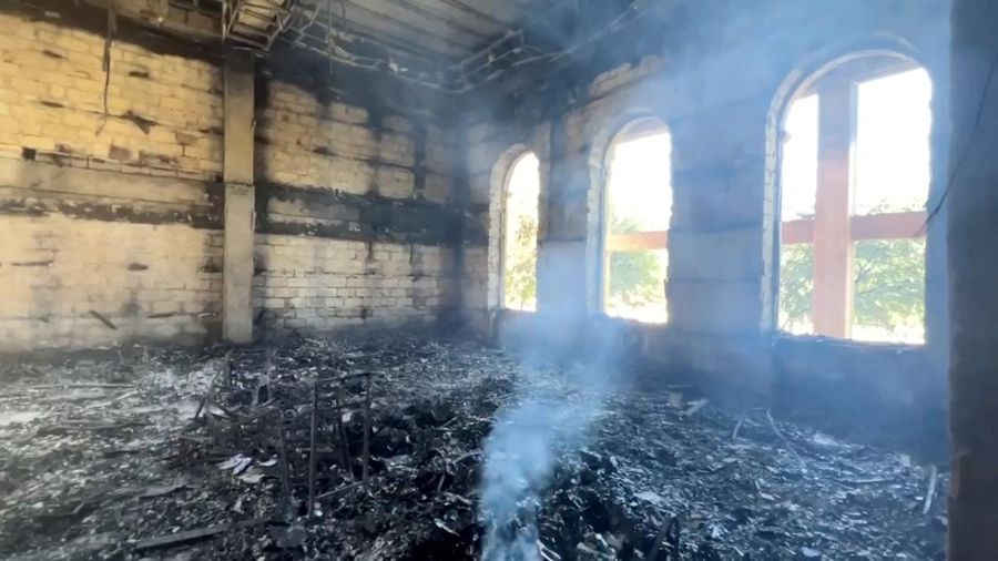 Pemandangan interior sinagoga Derbent setelah serangan oleh orang-orang bersenjata dan kebakaran, di Derbent di wilayah Dagestan, Rusia 24 Juni 2024, dalam gambar diam yang diambil dari video. (Head of the Dagestan region Sergei Melikov via Telegram/Handout via REUTERS)
