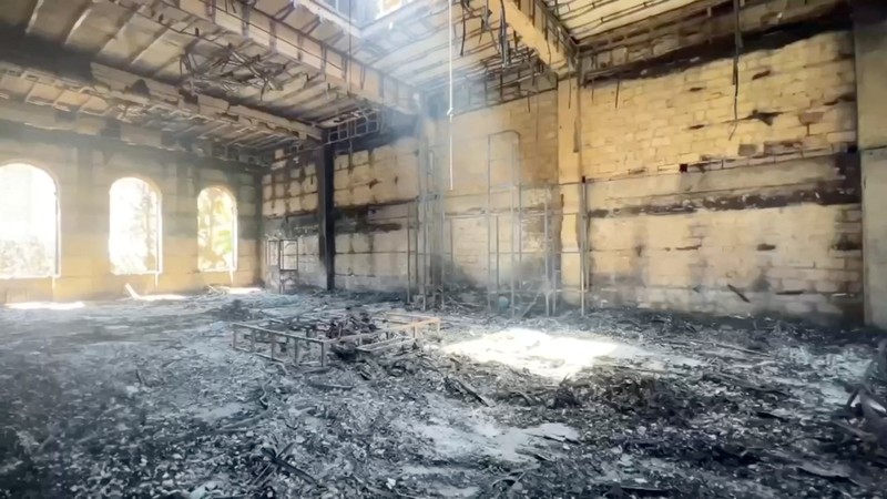 Pemandangan sinagoga Derbent setelah serangan oleh orang-orang bersenjata dan kebakaran, di Derbent di wilayah Dagestan, Rusia 24 Juni 2024, dalam gambar diam yang diambil dari video. (Head of the Dagestan region Sergei Melikov via Telegram/Handout via REUTERS)