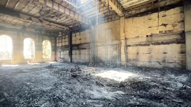 Pemandangan sinagoga Derbent setelah serangan oleh orang-orang bersenjata dan kebakaran, di Derbent di wilayah Dagestan, Rusia 24 Juni 2024, dalam gambar diam yang diambil dari video. (Head of the Dagestan region Sergei Melikov via Telegram/Handout via REUTERS)