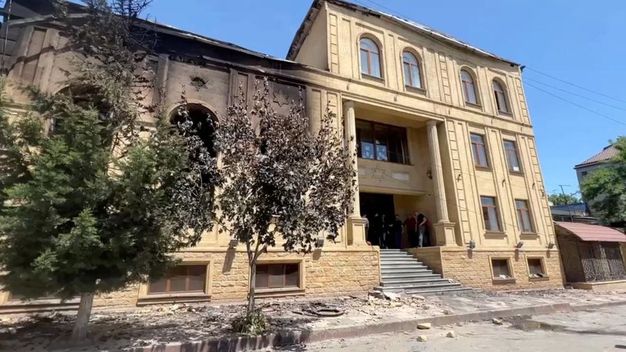 Pemandangan sinagoga Derbent setelah serangan oleh orang-orang bersenjata dan kebakaran, di Derbent di wilayah Dagestan, Rusia 24 Juni 2024, dalam gambar diam yang diambil dari video. (Head of the Dagestan region Sergei Melikov via Telegram/Handout via REUTERS)