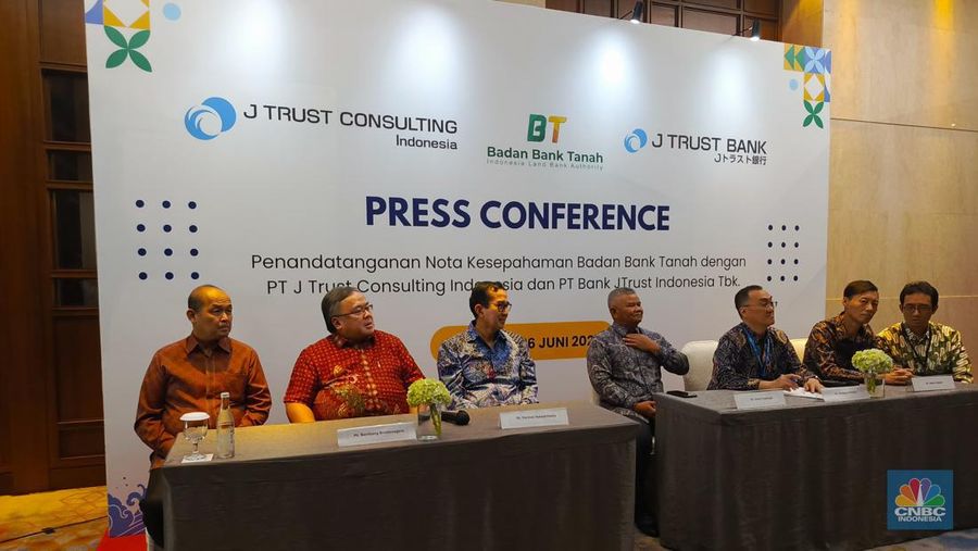 Penandatanganan Nota Kesepahaman Badan Bank Tanah dengan PT Bank JTrust Indonesia dan PT J Trust Consulting Indonesia. (CNBC Indonesia/Rosseno aji nugroho)