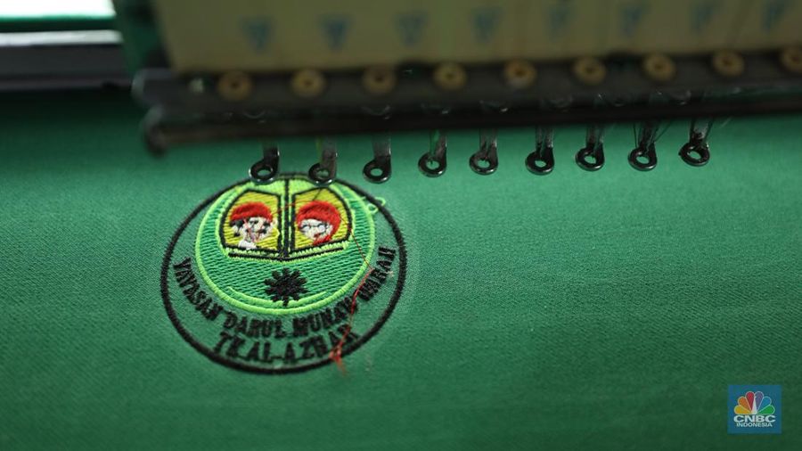 Penjahit menyelesaikan pembuatan baju seragam sekolah di sebuah industri rumahan di kawasan Jakarta, Rabu (26/6/2024).  (CNBC Indonesia/Tri Susilo)