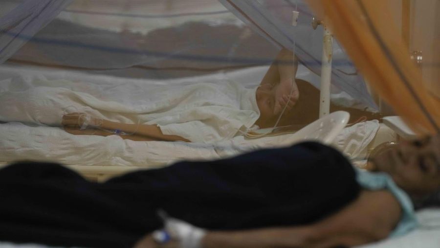 Pasien penderita demam berdarah terbaring di Rumah Sakit Chulucanas di Chulucanas, Peru, 28 Februari 2024. Peru mengumumkan keadaan darurat kesehatan di sebagian besar provinsinya karena meningkatnya jumlah kasus demam berdarah. (Foto AP/Martin Mejia)