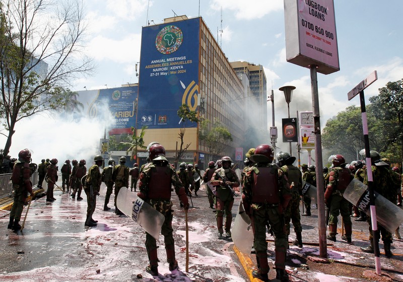 Masyarakat menghadiri demonstrasi menentang usulan RUU Keuangan Kenya 2024/2025 di Nairobi, Kenya, 25 Juni 2024. (REUTERS/Monicah Mwangi)
