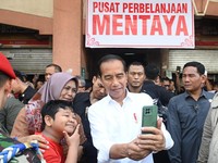 Jokowi Kaget Saat Blusukan Cek Harga Sembako di Kalimantan Tengah