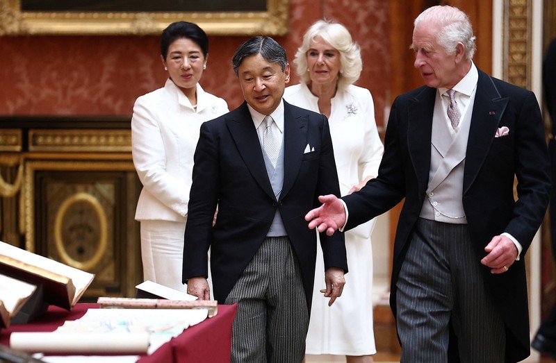 Dari kiri, Permaisuri Jepang Masako, dan Kaisar Naruhito disambut oleh Raja Charles III dan Ratu Camilla dari Inggris pada upacara penyambutan kunjungan kenegaraan mereka ke Inggris, di Horse Guards Parade, London, Selasa, 25 Juni 2024. Dari kiri, Permaisuri Jepang Masako, dan Kaisar Naruhito disambut oleh Raja Charles III dan Ratu Camilla dari Inggris pada upacara penyambutan kunjungan kenegaraan mereka ke Inggris, di Horse Guards Parade, London, Selasa, 25 Juni 2024. (Chris Jackson/Pool Photo via AP)