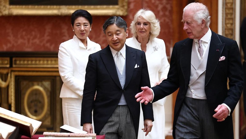 Dari kiri, Permaisuri Jepang Masako, dan Kaisar Naruhito disambut oleh Raja Charles III dan Ratu Camilla dari Inggris pada upacara penyambutan kunjungan kenegaraan mereka ke Inggris, di Horse Guards Parade, London, Selasa, 25 Juni 2024. (Chris Jackson/Pool Photo via AP)