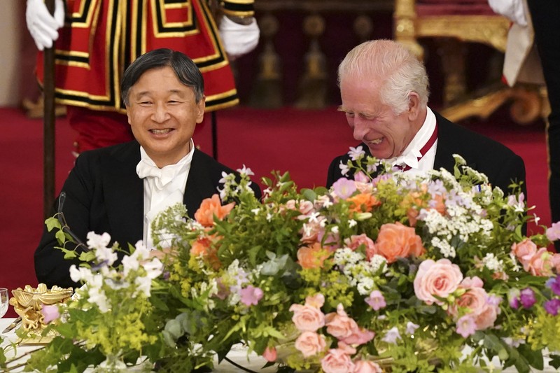 Dari kiri, Permaisuri Jepang Masako, dan Kaisar Naruhito disambut oleh Raja Charles III dan Ratu Camilla dari Inggris pada upacara penyambutan kunjungan kenegaraan mereka ke Inggris, di Horse Guards Parade, London, Selasa, 25 Juni 2024. Dari kiri, Permaisuri Jepang Masako, dan Kaisar Naruhito disambut oleh Raja Charles III dan Ratu Camilla dari Inggris pada upacara penyambutan kunjungan kenegaraan mereka ke Inggris, di Horse Guards Parade, London, Selasa, 25 Juni 2024. (Chris Jackson/Pool Photo via AP)