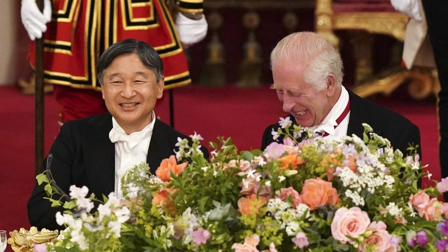 Raja Charles III dari Inggris, kanan, dan Kaisar Jepang Naruhito menghadiri Perjamuan Kenegaraan di London, Selasa, 25 Juni 2024, saat Kunjungan Kenegaraan Kaisar dan Permaisuri Jepang ke Inggris. (Jordan Pettitt/Pool via AP)