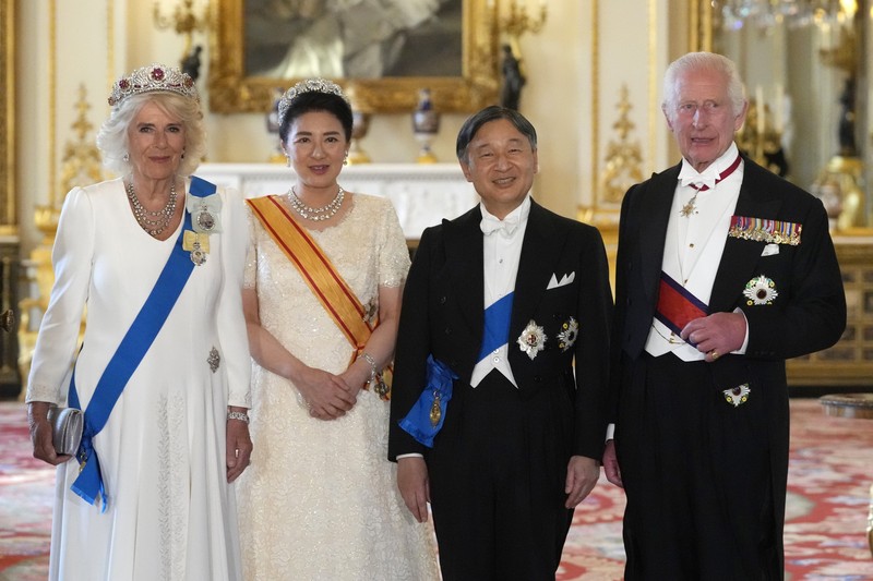 Dari kiri, Permaisuri Jepang Masako, dan Kaisar Naruhito disambut oleh Raja Charles III dan Ratu Camilla dari Inggris pada upacara penyambutan kunjungan kenegaraan mereka ke Inggris, di Horse Guards Parade, London, Selasa, 25 Juni 2024. Dari kiri, Permaisuri Jepang Masako, dan Kaisar Naruhito disambut oleh Raja Charles III dan Ratu Camilla dari Inggris pada upacara penyambutan kunjungan kenegaraan mereka ke Inggris, di Horse Guards Parade, London, Selasa, 25 Juni 2024. (Chris Jackson/Pool Photo via AP)