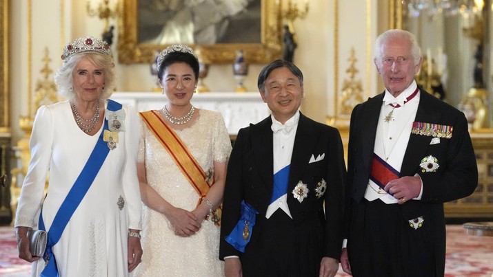 Raja Inggris Charles III, kanan bersama Kaisar Jepang Naruhito, Permaisuri Masako, dan Ratu Camilla berpose di depan kamera menjelang Perjamuan Kenegaraan selama Kunjungan Kenegaraan Kaisar dan Permaisuri Jepang ke Inggris di London, Selasa, 25 Juni 2024. (AP Photo/Kirsty Wigglesworth, Pool)