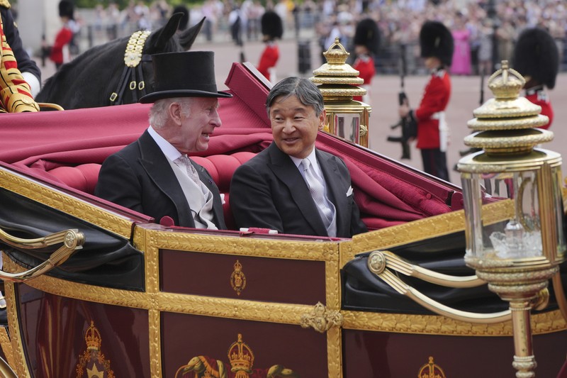 Dari kiri, Permaisuri Jepang Masako, dan Kaisar Naruhito disambut oleh Raja Charles III dan Ratu Camilla dari Inggris pada upacara penyambutan kunjungan kenegaraan mereka ke Inggris, di Horse Guards Parade, London, Selasa, 25 Juni 2024. (Chris Jackson/Pool Photo via AP)