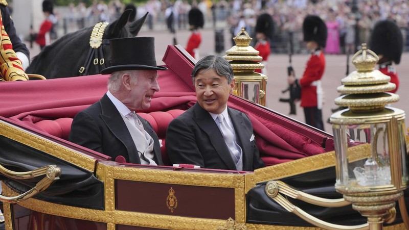 Dari kiri, Permaisuri Jepang Masako, dan Kaisar Naruhito disambut oleh Raja Charles III dan Ratu Camilla dari Inggris pada upacara penyambutan kunjungan kenegaraan mereka ke Inggris, di Horse Guards Parade, London, Selasa, 25 Juni 2024. (Chris Jackson/Pool Photo via AP)