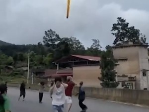 Roket China Jatuh dari Langit Lepaskan Gas Kanker, Warga Berhamburan