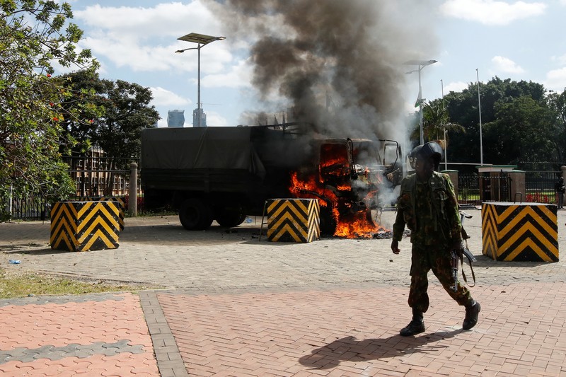 Masyarakat menghadiri demonstrasi menentang usulan RUU Keuangan Kenya 2024/2025 di Nairobi, Kenya, 25 Juni 2024. (REUTERS/Monicah Mwangi)