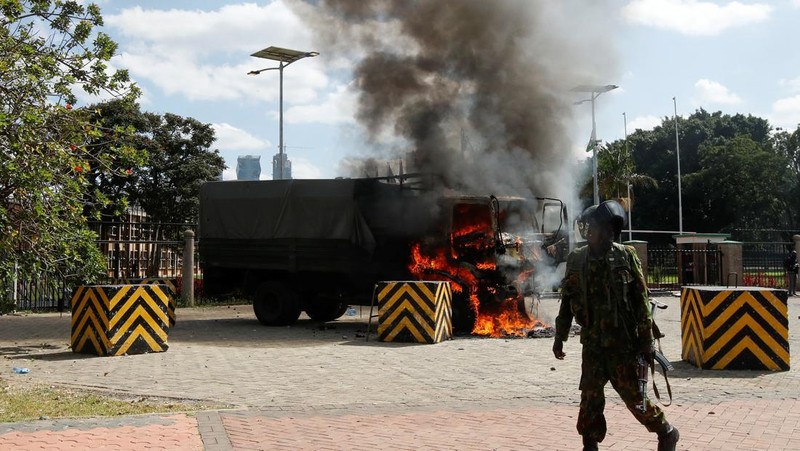 Masyarakat menghadiri demonstrasi menentang usulan RUU Keuangan Kenya 2024/2025 di Nairobi, Kenya, 25 Juni 2024. (REUTERS/Monicah Mwangi)