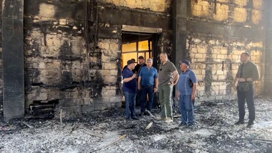 Pemandangan sinagoga Derbent setelah serangan oleh orang-orang bersenjata dan kebakaran, di Derbent di wilayah Dagestan, Rusia 24 Juni 2024, dalam gambar diam yang diambil dari video. (Head of the Dagestan region Sergei Melikov via Telegram/Handout via REUTERS)