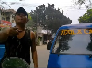Tak Terima Ditegur Lawan Arah, Sopir Angkot Maki dan Pukul Pemotor