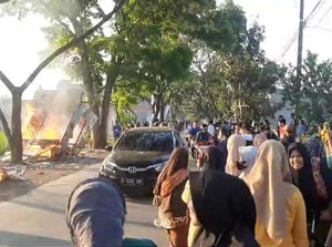 Warga Cianjur Ramai-ramai Bakar Kios yang Diduga Jual Obat Terlarang