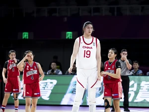 Zhang Ziyu Pebasket Raksasa China Setinggi 220 Cm