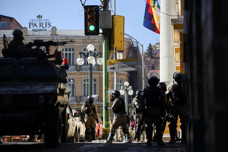 Anggota militer Bolivia berkumpul di samping kendaraan militer ketika Presiden Luis Arce Anggota militer Bolivia berkumpul di samping kendaraan militer ketika Presiden Luis Arce