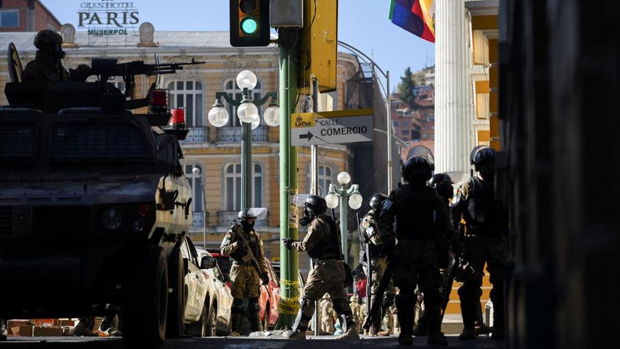 Anggota militer Bolivia berkumpul di samping kendaraan militer ketika Presiden Luis Arce 